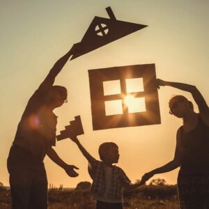 silhouette d'une famille au soleil tenant en l'air une maison modèle, droit de la famille , avocat spécialisé en droit de la famille